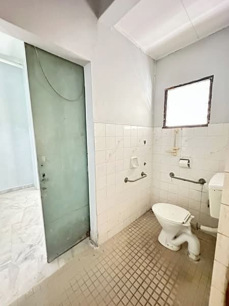 Rumah Teres 2-Tingkat untuk Dijual di Taman Petaling (Kepong) - Kiing TW - Bathroom - PropertyGuru.com.my