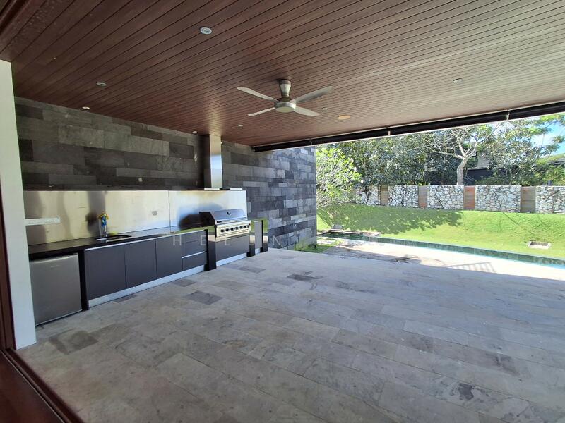 Outdoor Kitchen & BBQ Station