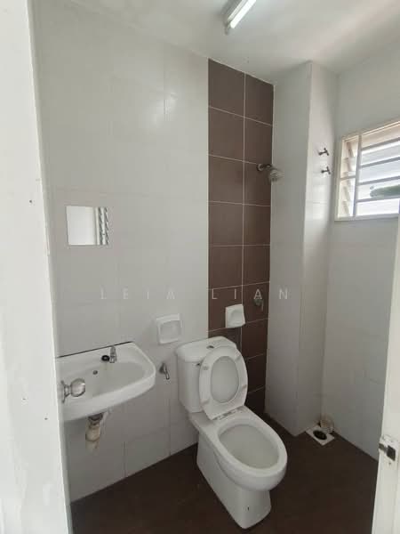 Townhouse for Sale in Bandar Saujana Putra (Tanjong Duabelas) - Leia Lian - Bathroom - PropertyGuru.com.my
