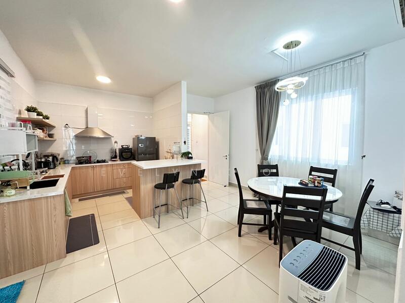 Kitchen & Dining Area