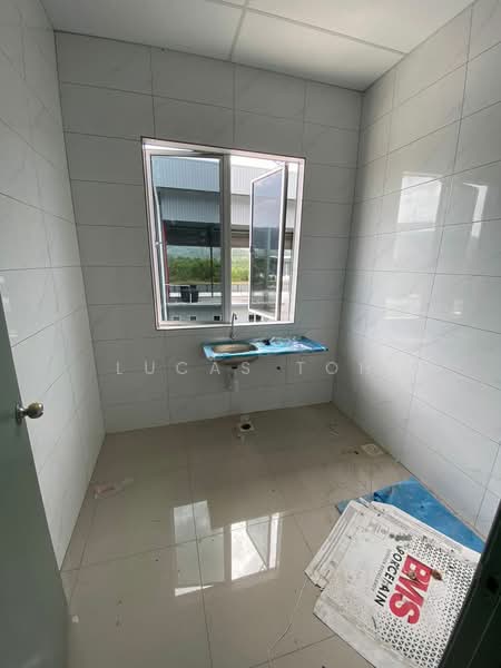 Kilang untuk Disewa di Batu 17 Rawang (Rawang) - Lucas Toh - Bathroom - PropertyGuru.com.my