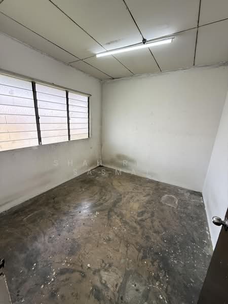 Flat for Sale at Flat PKNS Section 17 Shah Alam - SHAH REZA SASMAT - bedroom 1 - PropertyGuru.com.my