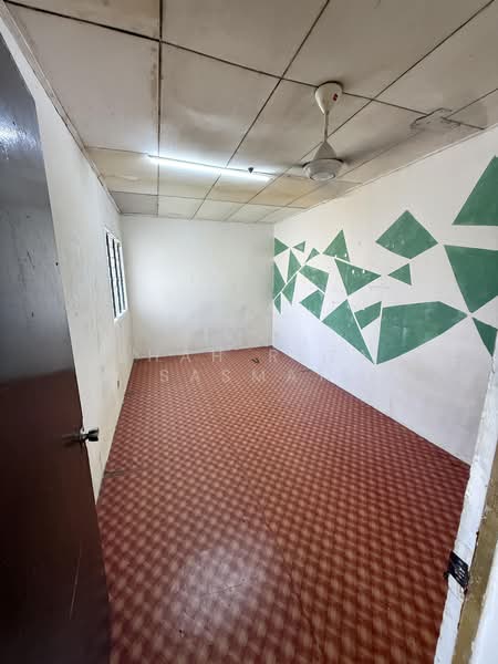 Flat for Sale at Flat PKNS Section 17 Shah Alam - SHAH REZA SASMAT - bedroom 2 - PropertyGuru.com.my