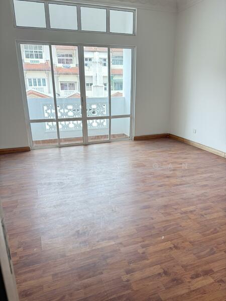 3-storey Terraced House for Sale in Shah Alam (Selangor) - Wai Peun Gan - Balcony - PropertyGuru.com.my