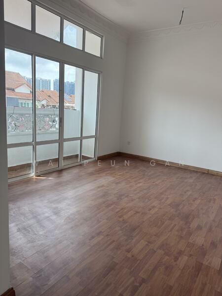 3-storey Terraced House for Sale in Shah Alam (Selangor) - Wai Peun Gan - Living Room - PropertyGuru.com.my