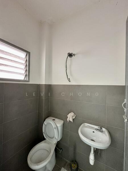 Rumah Teres untuk Dijual di Taman Pakatan Jaya (Tambun) - Levi Chong - Bathroom - PropertyGuru.com.my