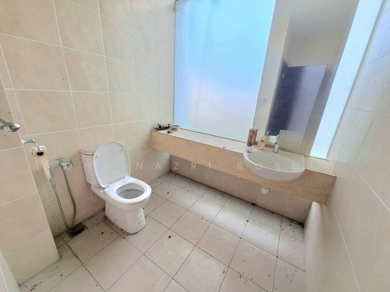 Rumah Banglo untuk Dijual di Bandar Seri Putra (Bangi) - Mohd Nazri Roslan - Bathroom - PropertyGuru.com.my