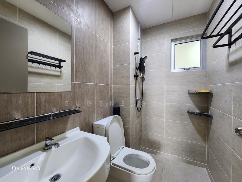 2nd Bathroom (Shared)