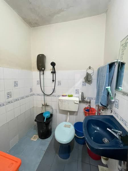 Rumah Teres untuk Dijual di Taman Wangsa Permai (Kepong) - Kiing TW - Bathroom - PropertyGuru.com.my