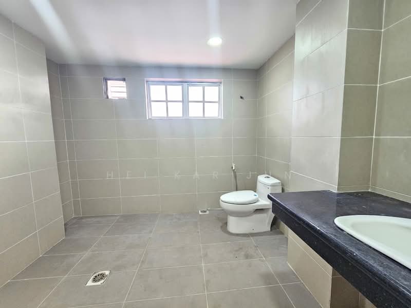 Taman Seri Taming untuk Untuk Disewa - RM 2,800 /bulan, Mac 2026 - Bathroom - PropertyGuru.com.my