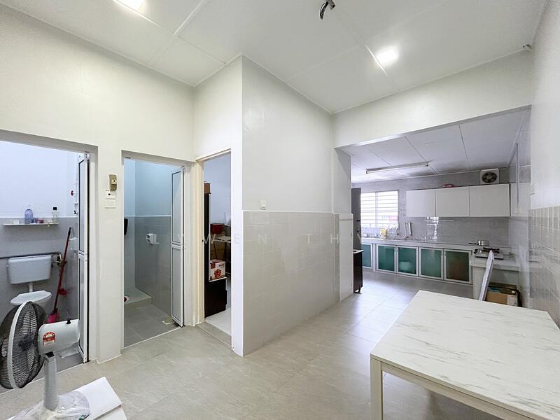 1-storey Terraced House for Sale in Taman Johor Jaya (Johor Bahru) - Lywen Thye - Kitchen - PropertyGuru.com.my