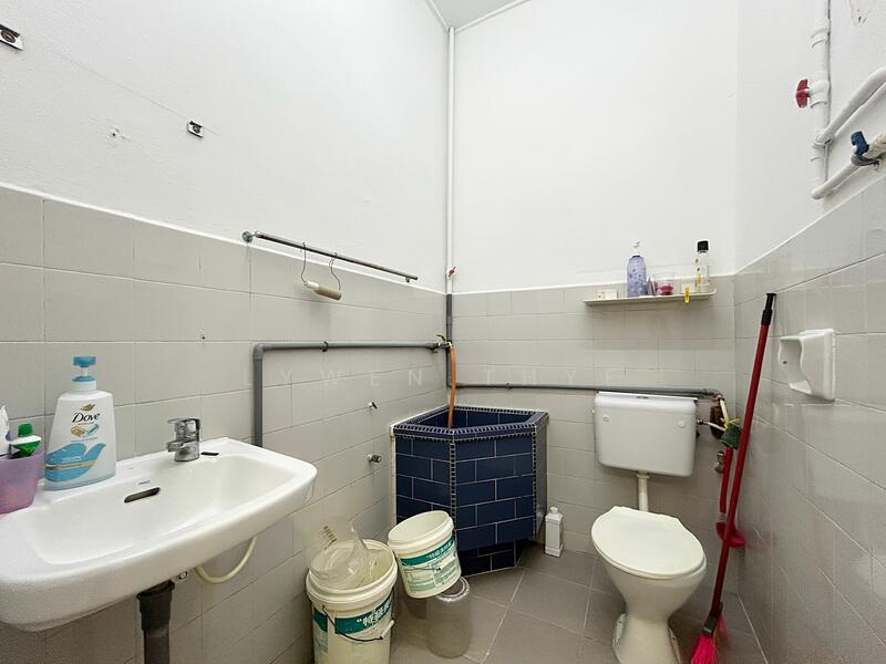 1-storey Terraced House for Sale in Taman Johor Jaya (Johor Bahru) - Lywen Thye - Bathroom - PropertyGuru.com.my