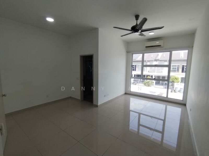 Rumah Teres 2 Tingkat untuk Dijual di Bandar Rimbayu (Telok Panglima Garang) - Danny Tan - Living Room - PropertyGuru.com.my