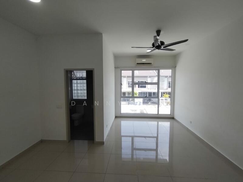 Rumah Teres 2 Tingkat untuk Dijual di Bandar Rimbayu (Telok Panglima Garang) - Danny Tan - Living Room - PropertyGuru.com.my