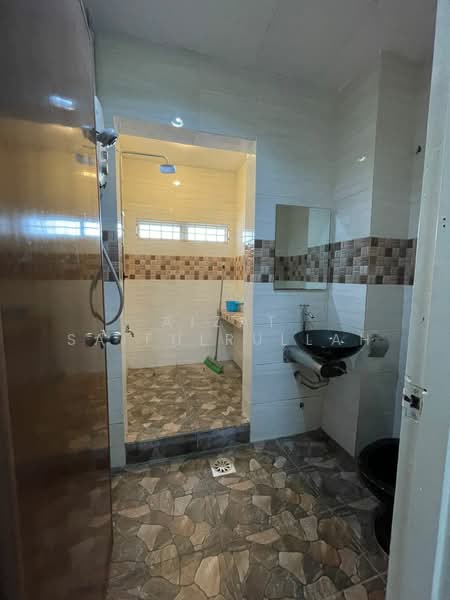 2-storey Terraced House for Sale in Usj 14 (Subang Jaya) - Aizat Saifulrullah - Bathroom - PropertyGuru.com.my