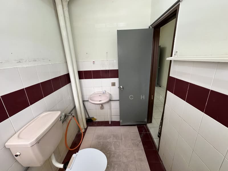 Apartment for Rent at Taman Lembah Maju 600 Apartment - Jayden Chik - Bathroom - PropertyGuru.com.my
