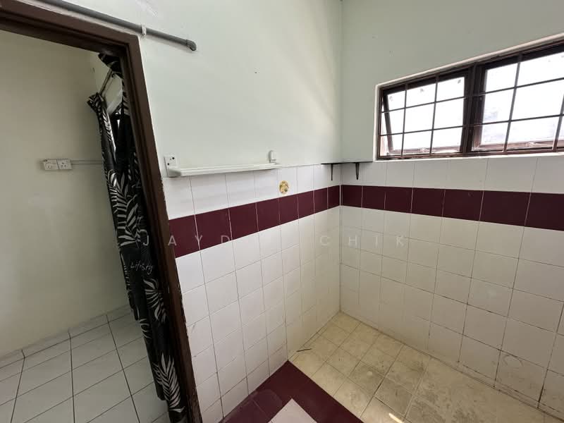 Apartment for Rent at Taman Lembah Maju 600 Apartment - Jayden Chik - Bathroom - PropertyGuru.com.my