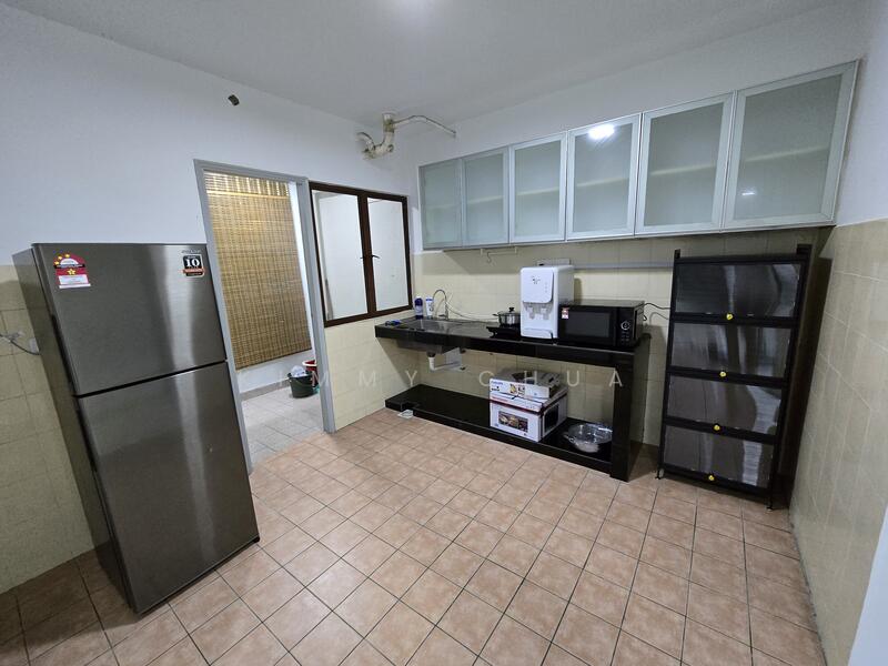 Kitchen with microwave water filter