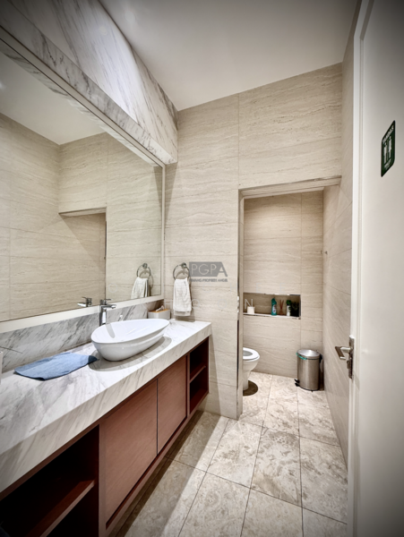 Common Bathroom (Left Wing)