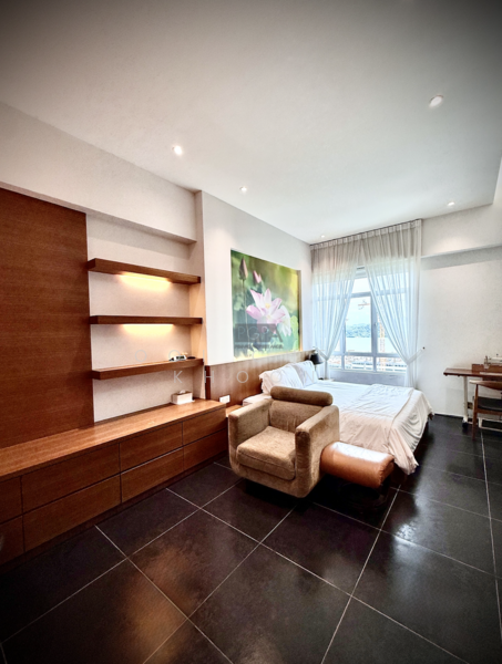 Bedroom 1 (Right Wing)