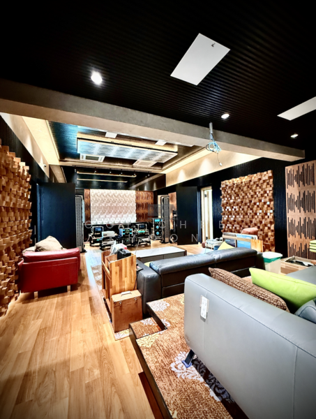 HiFi Room (Right Wing)