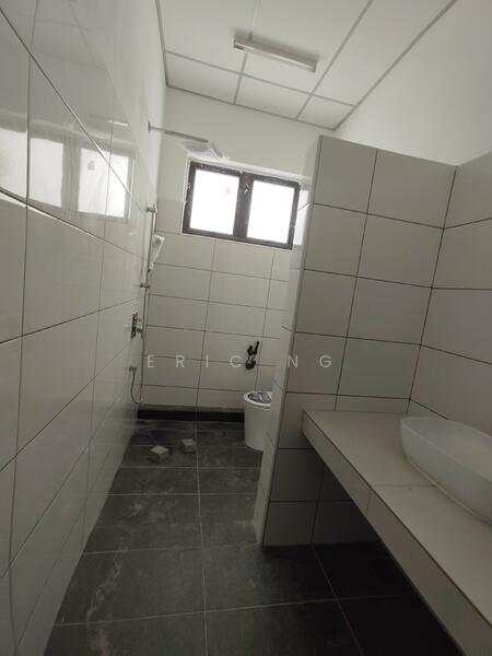 Detached Factory for Rent in Kawasan Perindustrian Balakong (Balakong) - Eric Ng - Bathroom - PropertyGuru.com.my