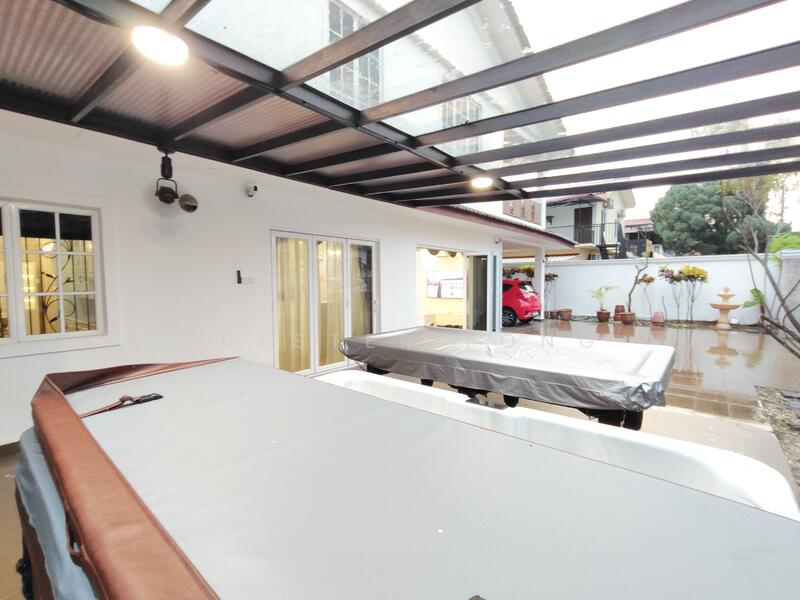 Exterior Jacuzzi & British Pool Table