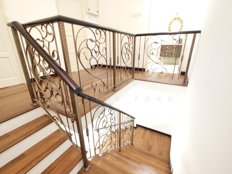 Elegant Wood Step & Designer Rail