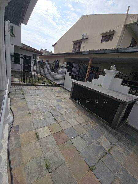 side land or car porch