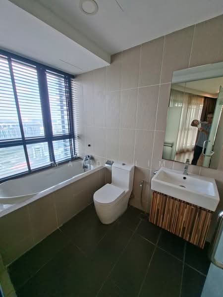 Kondominium untuk Disewa di Cristal Serin Residence - Mandy Lim - Bathroom - PropertyGuru.com.my