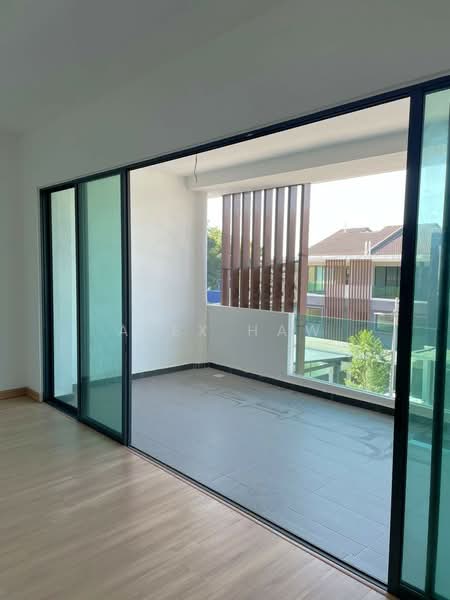 3-storey Terraced House for Sale in Selayang (Selangor) - Alex Haw - Balcony - PropertyGuru.com.my