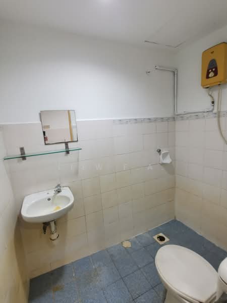 Apartment for Sale at Tasik Heights Apartment - Liew F.A. - Bathroom - PropertyGuru.com.my