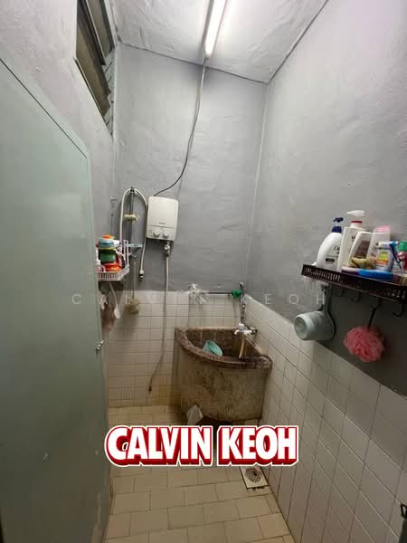 1-storey Terraced House for Sale in Taman Iping (Batu Maung) - Calvin Keoh - Bathroom - PropertyGuru.com.my