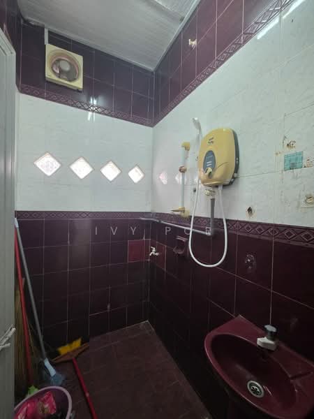 1-storey Terraced House for Sale in Taman Klang Jaya (Klang) - Ivy Por - Bathroom - PropertyGuru.com.my