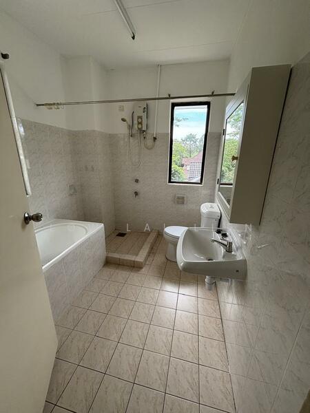 Bungalow for Sale in Leisure Farm (Gelang Patah) - Low Lai Lien - Bathroom - PropertyGuru.com.my