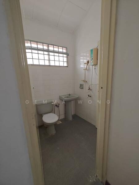 2-storey Terraced House for Sale in Taman Daya (Johor Bahru) - Gemma Wong - Bathroom - PropertyGuru.com.my