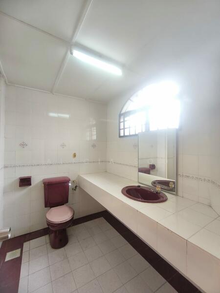 2-storey Terraced House for Sale in Sungai Buloh (Selangor) - Alicia Soo - Bathroom - PropertyGuru.com.my