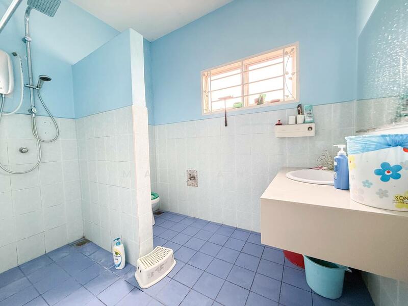 Semi-Detached House for Sale in Taman Ramal Suria (Bangi) - Mahirah . - Bathroom - PropertyGuru.com.my