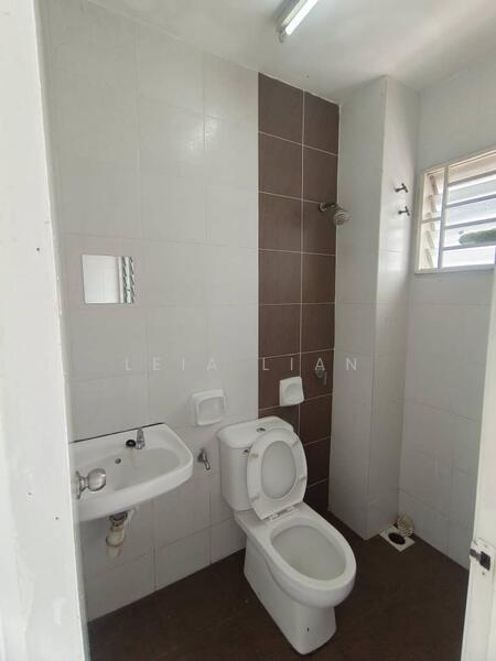 Rumah Bandar untuk Dijual di Bandar Saujana Putra (Tanjong Duabelas) - Leia Lian - Bathroom - PropertyGuru.com.my