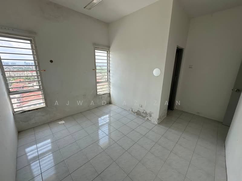 Pangsapuri untuk Dijual di Villa Tropika - Ajwad Azizan - Master bedroom - PropertyGuru.com.my