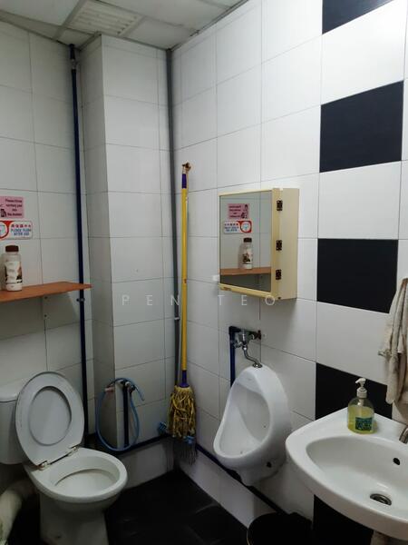 Shop / Office for Rent in Taman Bukit Jambul (Bukit Jambul) - Pen Teo - Bathroom - PropertyGuru.com.my