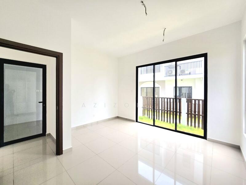Rumah Teres 2 Tingkat untuk Dijual di Setia Safiro (Cyberjaya) - Azizol . - Living Room - PropertyGuru.com.my