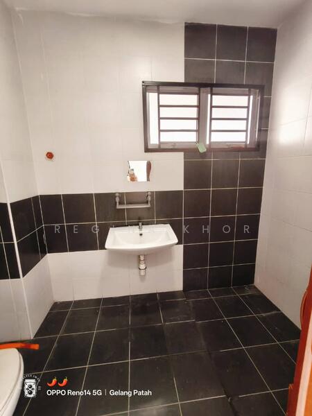 2-storey Terraced House for Sale in Nusantara Prima (Gelang Patah) - Regina Khor - Bathroom - PropertyGuru.com.my