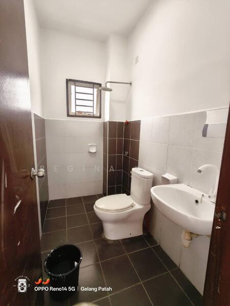 2-storey Terraced House for Sale in Nusantara Prima (Gelang Patah) - Regina Khor - Bathroom - PropertyGuru.com.my