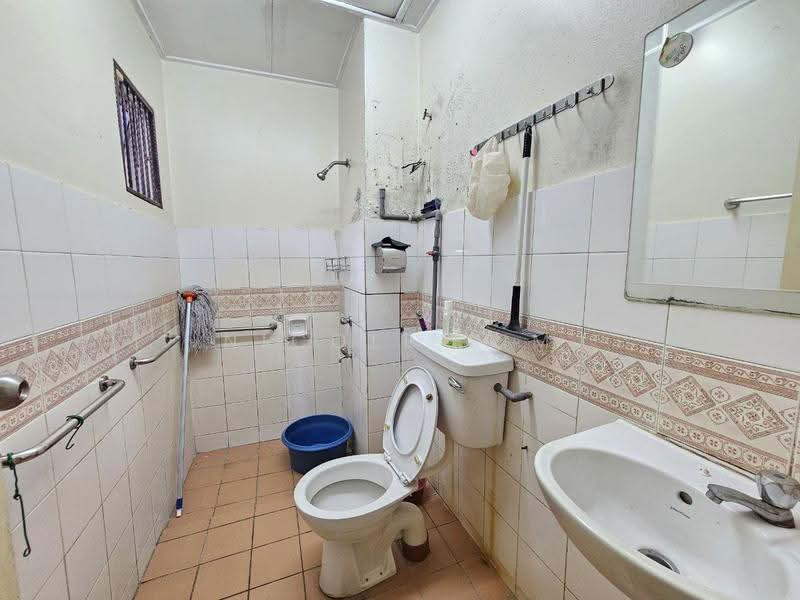 2-storey Terraced House for Sale in Bandar Kinrara Seksyen 5 (Bandar Kinrara) - Nicole Sim - Bathroom - PropertyGuru.com.my