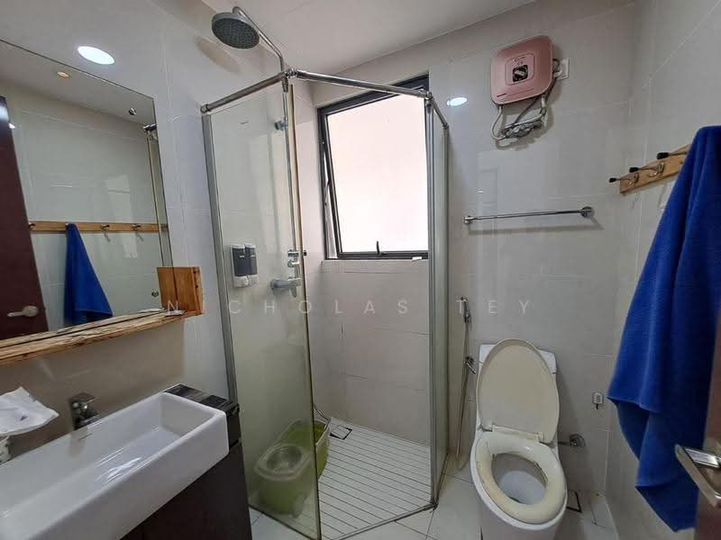 Kondominium untuk Dijual di Bay Laurel @ Country Garden Danga Bay - Nicholas Tey - Bathroom - PropertyGuru.com.my