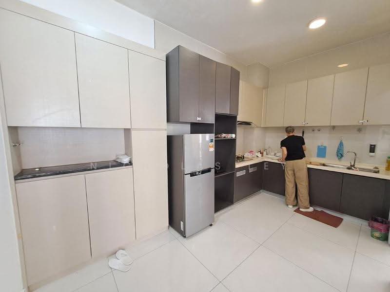 Kondominium untuk Dijual di Bay Laurel @ Country Garden Danga Bay - Nicholas Tey - Kitchen - PropertyGuru.com.my