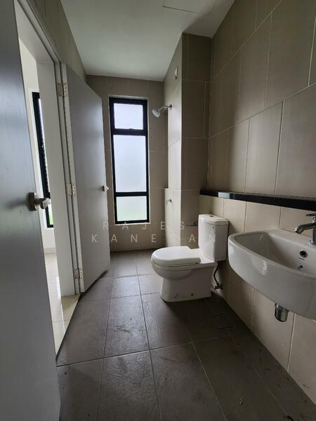 Semi-Detached House for Sale in Kota Emerald (Rawang) - Rajesh Kanesan - Bathroom - PropertyGuru.com.my