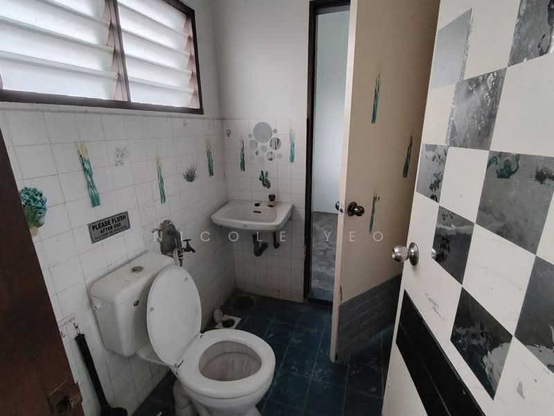 Rumah Teres 2 Tingkat untuk Dijual di Taman Seri Telok Emas (Telok Mas) - Nicole Yeo - Bathroom - PropertyGuru.com.my