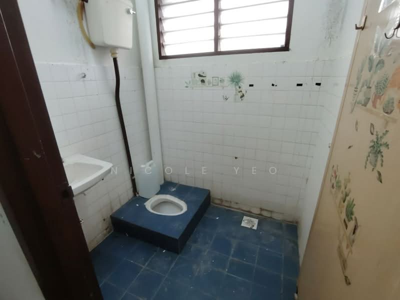 Rumah Teres 2 Tingkat untuk Dijual di Taman Seri Telok Emas (Telok Mas) - Nicole Yeo - Bathroom - PropertyGuru.com.my